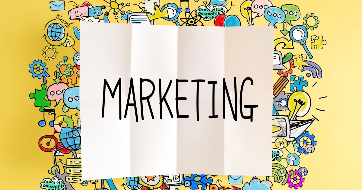 Muro decorato con una stampa personalizzata del logo aziendale, dimostrando l'uso della stampa murale come strategia di marketing visivo