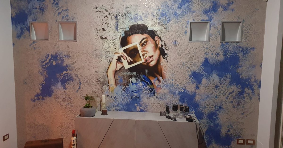 Esempio di decorazione murale con immagine artistica stampata su parete