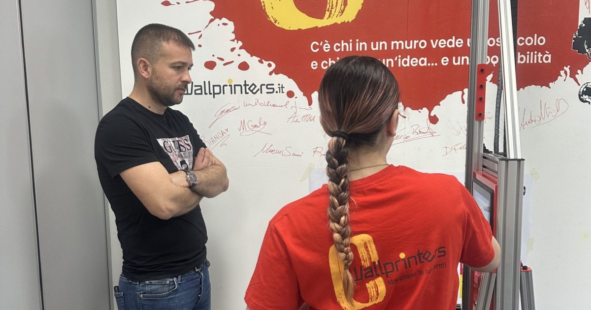 Corso di formazione tecnico per partner Wallprinters sull'avvio del business di stampa Murale